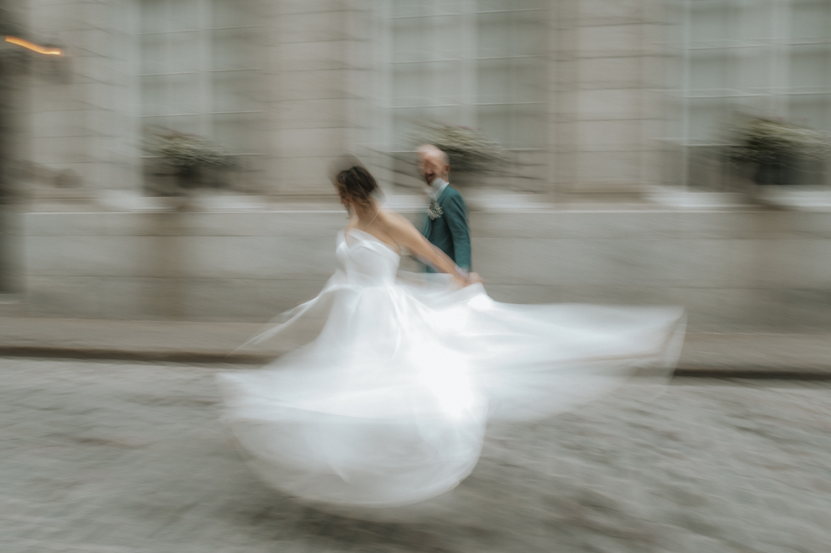 Photographe de mariage en estrie discrète et à l'écoute. Un équilibre entre la photo traditionnelle et le reportage pour capturer cette journée magique.